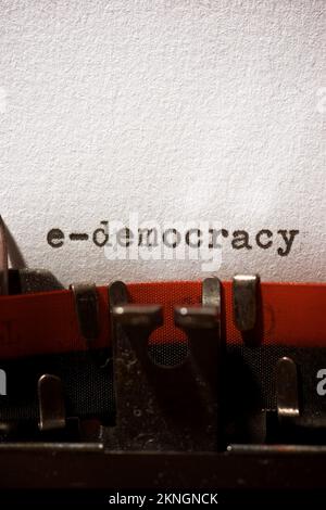 e-democrazia parola scritta con una macchina da scrivere. Foto Stock