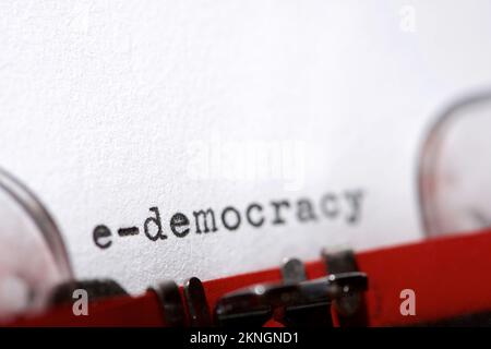e-democrazia parola scritta con una macchina da scrivere. Foto Stock