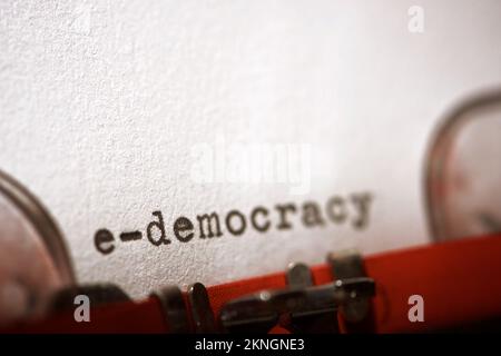 e-democrazia parola scritta con una macchina da scrivere. Foto Stock
