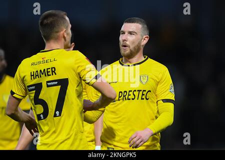 Burton upon Trent, Regno Unito. Domenica 27th novembre 2022. Sam Winnall di Burton Albion festeggia con Tom Hamer di Burton Albion dopo aver segnato un gol per il 6-1 durante la partita della fa Cup Second Round tra Burton Albion e Chippenham Town al Pirelli Stadium di Burton upon Trent domenica 27th novembre 2022. (Credit: Jon Hobley | NOTIZIE MI) Credit: NOTIZIE MI & Sport /Alamy Live News Foto Stock