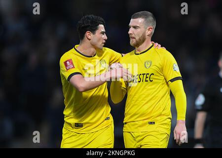 Burton upon Trent, Regno Unito. Domenica 27th novembre 2022. Joe Powell di Burton Albion festeggia con Sam Winnall di Burton Albion dopo aver segnato il suo secondo gol durante la partita della fa Cup Second Round tra Burton Albion e Chippenham Town al Pirelli Stadium di Burton upon Trent domenica 27th novembre 2022. (Credit: Jon Hobley | NOTIZIE MI) Credit: NOTIZIE MI & Sport /Alamy Live News Foto Stock