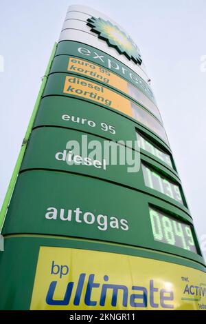 Grande colonna con i prezzi di benzina, diesel e carburante autogas in una stazione di servizio BP Express nei Paesi Bassi. Cielo blu Foto Stock