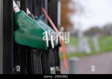 Pompe carburante per stazioni di servizio per diversi tipi di benzina e diesel. Profondità di campo ridotta, focalizzare l'attenzione sull'ugello di riempimento verde. Spazio di copia Foto Stock