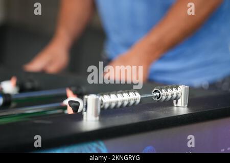 Un primo piano del tabellone per un gioco di calcio mentre due persone stanno giocando Foto Stock