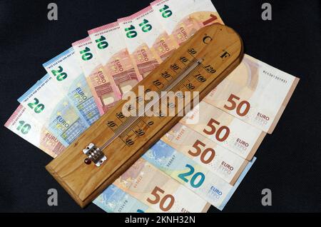Simbolo immagine aumento dei costi di riscaldamento: Termometro con banconote in euro Foto Stock