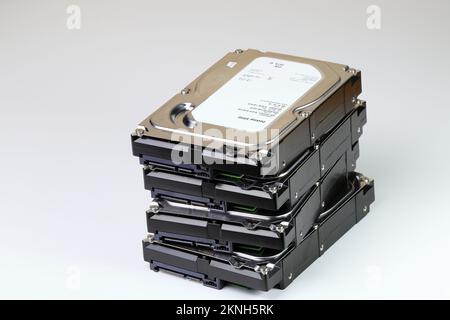 Pile o stack di dischi rigidi, le unità disco rigido ibride SSHD con profilo standard da 3,5' vengono visualizzate sull'interfaccia SATA, isolate su sfondo bianco Foto Stock