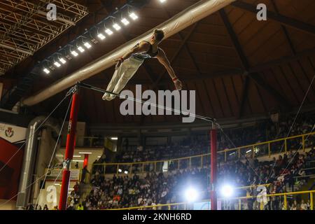 Busto Arsizio, Italia. 26th Nov 2022. Ilias Georgiu durante il Gran Premio di Ginnastica 2022 all'e-Work Arena di Busto Arsizio. Credit: SOPA Images Limited/Alamy Live News Foto Stock