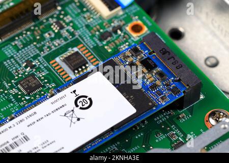 Primo piano SSD PCle NVMe M.2 su sfondo verde della scheda madre Foto Stock
