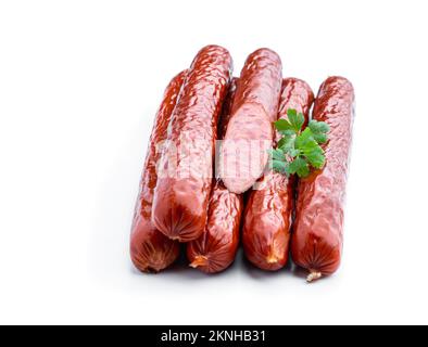 Salsicce sottili di maiale affumicato isolato su bianco Foto Stock