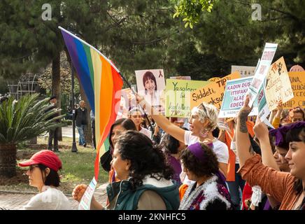 27 novembre 2022 proteste ad Antalya: Femministe e LGBT+ protestanti contro il sistema patriarcale, lo sfruttamento, il regime islamico, la femminide. Foto Stock