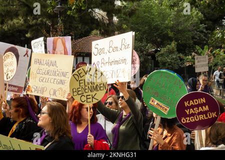 27 novembre 2022 proteste ad Antalya: Femministe e LGBT+ protestanti contro il sistema patriarcale, lo sfruttamento, il regime islamico, la femminide. Foto Stock