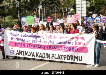 27 novembre 2022 proteste ad Antalya: Femministe e LGBT+ protestanti contro il sistema patriarcale, lo sfruttamento, il regime islamico, la femminide. Foto Stock