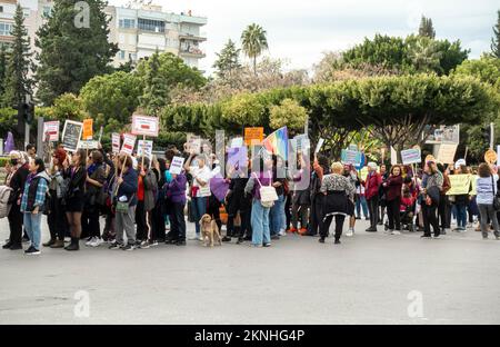 27 novembre 2022 proteste ad Antalya: Femministe e LGBT+ protestanti contro il sistema patriarcale, lo sfruttamento, il regime islamico, la femminide. Foto Stock