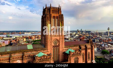 Un drone shot della Cattedrale di Liverpool a Liverpool, Inghilterra Foto Stock