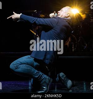 Jim Kerr di Simple Minds che si esibisce dal vivo sul palco Foto Stock