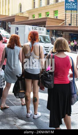 2-4-2015 Brisbane Australia - le spalle delle donne acquirenti con tutti i loro bagagli in attesa del crosswalk vicino a Piazza Anzac Foto Stock