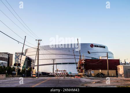 06-14-2020 Tulsa USA Railroad Crossing and Road closes near BOK Center in Downtown with Barriers Foto Stock