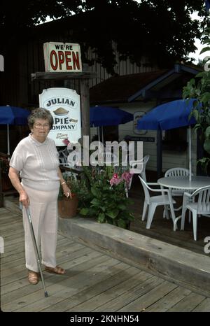 Julian, California. USA 4/1990. Uno sciopero d'oro nel 1869 portò minatori e mercanti nella zona Giuliana. Oggi, Julian offre ai visitatori la migliore torta di mele dei frutteti locali. I primi coloni europei ad arrivare in questa zona sono stati 'Cockney Bill' Williams dall'Inghilterra e John Wesley Horrell, entrambi arrivati nella zona nel 1850 o 1851. La città stessa fu fondata per la prima volta da Drury, Frank e J.O. Bailey, tutti i fratelli; e i loro cugini, Mike e Webb Julian. Passavano attraverso la regione da San Bernardino in rotta per l'Arizona nel 1869, in seguito alla guerra civile americana. Foto Stock