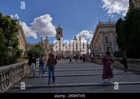 Roma, Italia - 22 settembre 2022 - Piazza del Campidoglio in cima al Campidoglio in un soleggiato tardo pomeriggio estivo Foto Stock