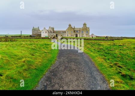 Stromness, Regno Unito - 04 ottobre 2022: Vista della storica Skaill House, in Mainland Orkney, Scozia, Regno Unito Foto Stock