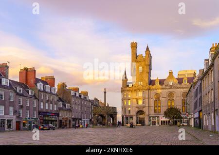 Aberdeen, Regno Unito - 06 ottobre 2022: Vista al tramonto di Castle Street nel centro di Aberdeen, con locali e visitatori. Scozia, Regno Unito Foto Stock