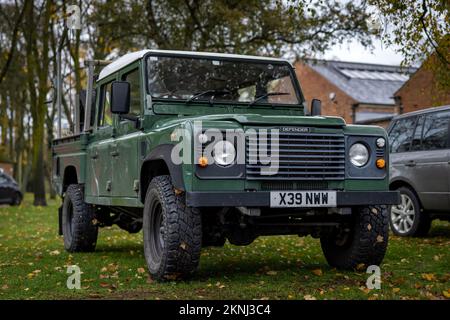 Land Rover Defender 130 TD5 "X39 NWW" in mostra all'assemblea dei cavalli da lavoro tenutasi presso il Bicester Heritage Centre il 27th novembre 2022 Foto Stock