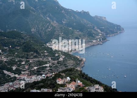 Una vista al crepuscolo della panoramica Costiera Amalfitana da Ravello guardando verso le località balneari costiere di minori e Maori, in Campania, Italia meridionale. Foto Stock