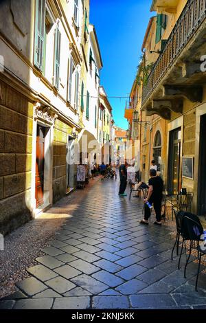 Un colorato scorcio di antiche stradine carrugi tipiche delle città liguri di Noli Foto Stock