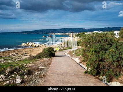 Vista dal sentiero costiero a Chloraka, Paphos, Cipro Foto Stock