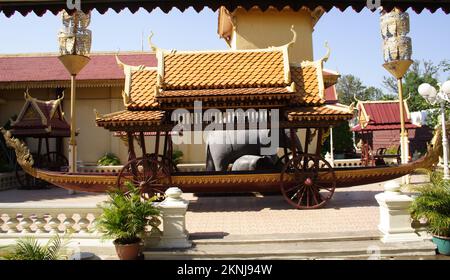 La chiatta reale con statue di elefante, Palazzo reale, Phnom Penh, Cambogia Foto Stock