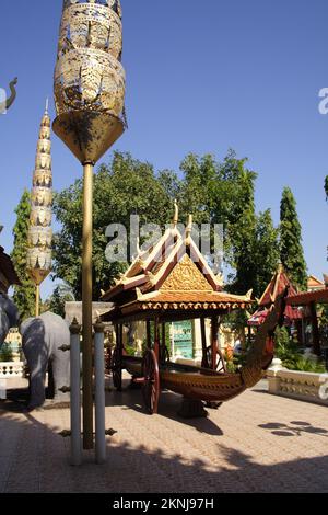 Chiatta reale e statue degli elefanti, Palazzo reale, Phnom Penh, Cambogia Foto Stock