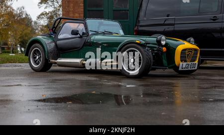 2021 Caterham 7 ‘LJ21 EOO’ in mostra all’Assemblea dei cavalli da lavoro tenutasi presso il Bicester Heritage Centre il 27th novembre 2022 Foto Stock