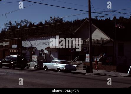 Julian, California. USA 4/1990. Uno sciopero d'oro nel 1869 portò minatori e mercanti nella zona Giuliana. Oggi, Julian offre ai visitatori la migliore torta di mele dei frutteti locali. I primi coloni europei ad arrivare in questa zona sono stati 'Cockney Bill' Williams dall'Inghilterra e John Wesley Horrell, entrambi arrivati nella zona nel 1850 o 1851. La città stessa fu fondata per la prima volta da Drury, Frank e J.O. Bailey, tutti i fratelli; e i loro cugini, Mike e Webb Julian. Passavano attraverso la regione da San Bernardino in rotta per l'Arizona nel 1869, in seguito alla guerra civile americana. Foto Stock