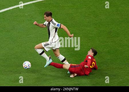 La tedesca Leon Goretzka (sinistra) viene sfidata dalla spagnola Gavi durante la partita del Gruppo e di Coppa del mondo FIFA allo Stadio al Bayt di Doha, Qatar. Data immagine: Domenica 27 novembre 2022. Foto Stock