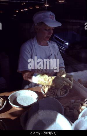 Julian, California. USA 4/1990. Uno sciopero d'oro nel 1869 portò minatori e mercanti nella zona Giuliana. Oggi, Julian offre ai visitatori la migliore torta di mele dei frutteti locali. I primi coloni europei ad arrivare in questa zona sono stati 'Cockney Bill' Williams dall'Inghilterra e John Wesley Horrell, entrambi arrivati nella zona nel 1850 o 1851. La città stessa fu fondata per la prima volta da Drury, Frank e J.O. Bailey, tutti i fratelli; e i loro cugini, Mike e Webb Julian. Passavano attraverso la regione da San Bernardino in rotta per l'Arizona nel 1869, in seguito alla guerra civile americana. Foto Stock