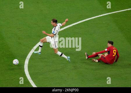 La tedesca Leon Goretzka (sinistra) viene sfidata dalla spagnola Gavi durante la partita del Gruppo e di Coppa del mondo FIFA allo Stadio al Bayt di Doha, Qatar. Data immagine: Domenica 27 novembre 2022. Foto Stock