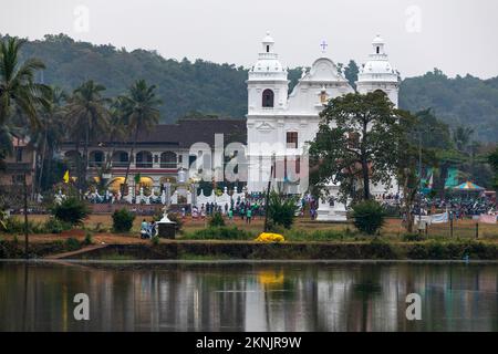 Chiesa di San Alex, Maina Curtorim. Una bella chiesa sul lago. Foto Stock
