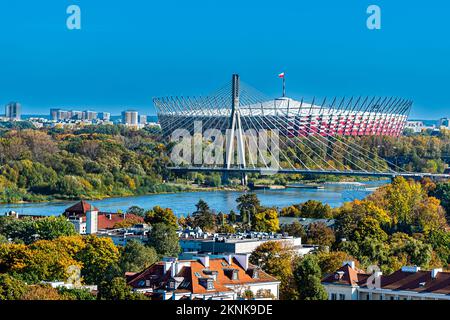 Varsavia: Vista del Ponte Swietokrzyski, dello Stadio Nazionale PGE e del fiume Vistola dalla piattaforma di osservazione della Città Vecchia. Foto Stock