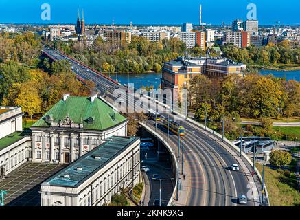 Vista di Varsavia su Avenida Solidarności, sulla riva destra di Varsavia, sul fiume Vistola e sul traffico. Foto Stock