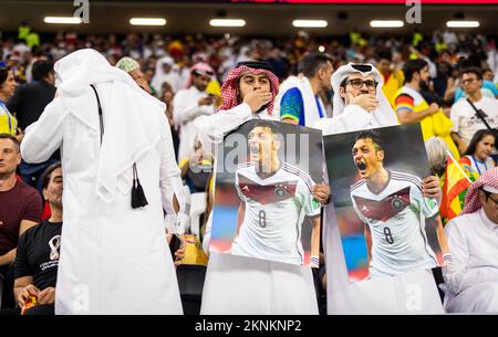 Doha, Qatar. 27th Nov 2022. Tifosi scherzare protesta tedesca con il poster di Mesut Özil (Germania) tifosi verhöhnen deutschen protesta mit Plakat von Mesut Özil (Germania) Germania - Spagna Deutschland - Spanien Coppa del mondo 2022 in Qatar 27.11.2022 Credit: Moritz Muller/Alamy Live News Foto Stock