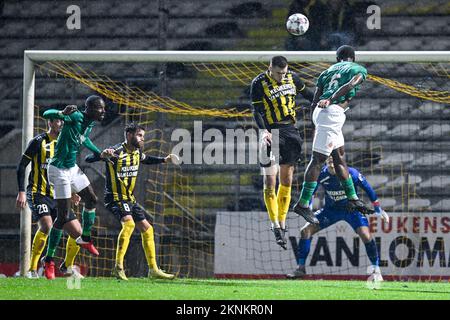 Joederick Pupe di Lierse e Keres Masangu di Virton sono raffigurati in azione durante una partita di calcio tra Lierse Kempenzonen e Royal Excelsior Virton, domenica 27 novembre 2022 a Lier, il 15° giorno della 2022-2023° 1B° divisione del campionato belga "Challenger Pro League". BELGA FOTO TOM GOYVAERTS Foto Stock