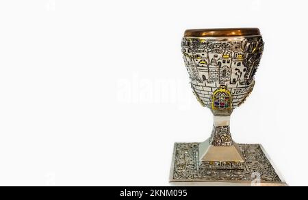 Tazza per bambini Shabbath. Immagine dall'alto della tazza di vino ebraica. vacanza di pasqua e concetto di shabbat. Calice d'argento isolato su sfondo bianco, Foto Stock
