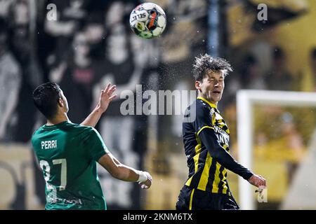 Matteo Perri di Virton e Pieter De Schrijver di Lierse sono in azione durante una partita di calcio tra Lierse Kempenzonen e Royal Excelsior Virton, domenica 27 novembre 2022 a Lier, il 15° giorno della 2022-2023 seconda divisione del campionato belga 'Challenger Pro League' 1B. BELGA FOTO TOM GOYVAERTS Foto Stock