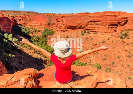 Primo piano su una donna a braccia aperte ai margini del Kings Canyon. Nel Parco Nazionale di Watarrka. Passeggiata sul bordo del King Canyon del Red Center Outback nel nord Foto Stock