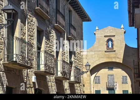 Arco in pietra all'ingresso della città medievale di Olite, Navarra, Spagna Foto Stock