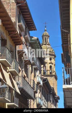 Uente la Reina, Spagna - 31 agosto, 2022: Calle Mayor medievale nella città di Puente la Reina, Navarra Foto Stock