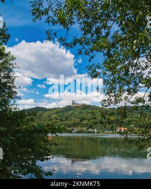 Una vista in lontananza del Castello di Banz (ex Abbazia di Banz (Kloster Banz)) sopra il lago, Bad Staffelstein, Baviera, Germania Foto Stock