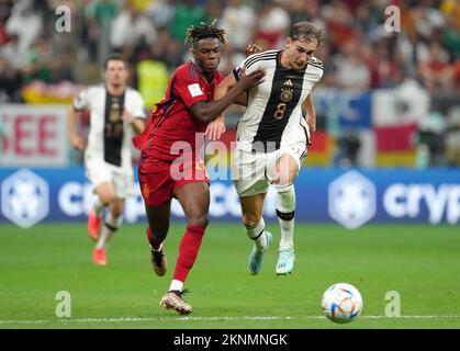 Nico Williams in Spagna e Leon Goretzka in Germania combattono per la palla durante la partita di Coppa del mondo FIFA Group e allo stadio al Bayt di Doha, Qatar. Data immagine: Domenica 27 novembre 2022. Foto Stock