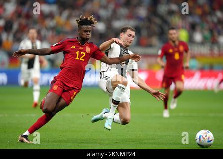 Nico Williams in Spagna e Leon Goretzka in Germania combattono per la palla durante la partita di Coppa del mondo FIFA Group e allo stadio al Bayt di Doha, Qatar. Data immagine: Domenica 27 novembre 2022. Foto Stock