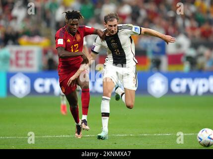 La spagnola Nico Williams (a sinistra) e la tedesca Leon Goretzka si battono per la palla durante la partita di Coppa del mondo FIFA Group e allo stadio al Bayt di Doha, Qatar. Data immagine: Domenica 27 novembre 2022. Foto Stock